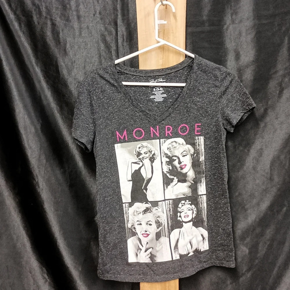 marliyn monroe Tops - Marilyn Monroe grey s/s v neck size juniors 3/5  t shirt